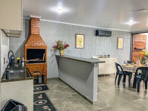 Villa | Private kitchen | Oven, stovetop, cookware/dishes/utensils - Casa Central piscina e AC para 8 hospede (Foz do Iguaçu)