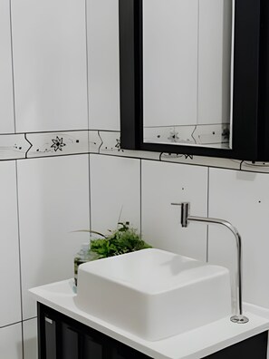 Villa | Badrum | Hårtork, handdukar och toalettpapper