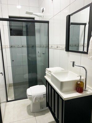 Villa | Bagno | Asciugacapelli, asciugamani, carta igienica