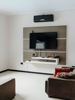 Villa | Living area - Casa Central piscina e AC para 8 hospede (Foz do Iguaçu)