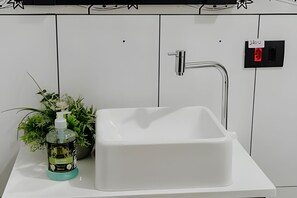 Villa | Salle de bain | Sèche-cheveux, serviettes fournies, papier toilette