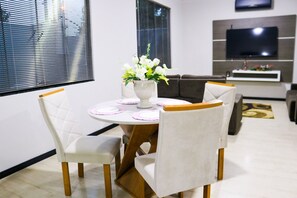 Dining - Casa Central piscina e AC para 8 hospede (Foz do Iguaçu)