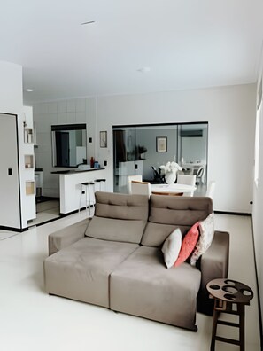 Living area - Casa Central piscina e AC para 8 hospede (Foz do Iguaçu)