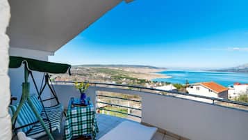 Nhà (Three Bedroom House with Sea View) | Ban công