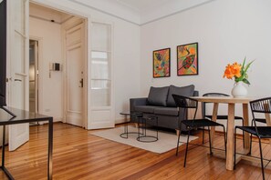 Apartment | Living area | 50-inch Smart TV with digital channels - Alvear Bioy Residence by Argenhost (Buenos Aires)
