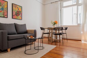 Apartamento | Área de estar | Smart TV 50 polegadas com canais digitais