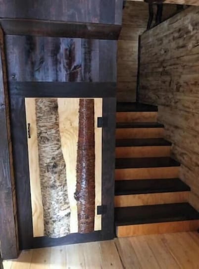 Lynx, wildlife, custom log cabin . private lake access, salmon stream kayaking,