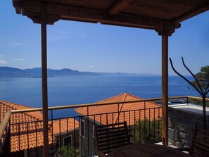 Property grounds - Ideally located in the village center, near the sea with breathtaking views (Mithymna)