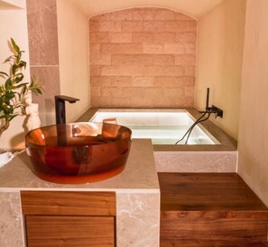 Séchoir à cheveux, serviettes fournies