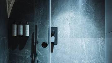 Een haardroger, handdoeken