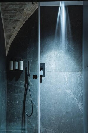 Sèche-cheveux, serviettes fournies