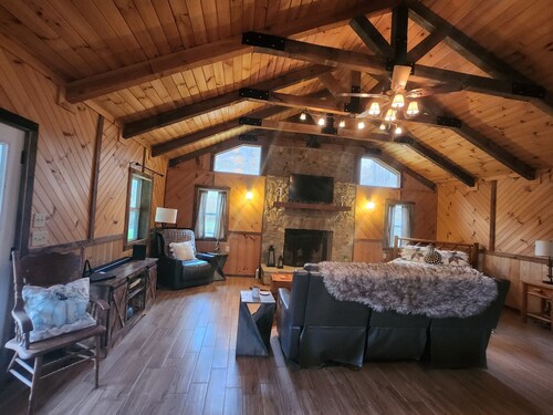 Quiet cabin by the ponds surrounded by mountains and beautiful wildlife.