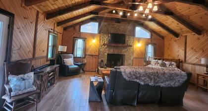 Quiet cabin by the ponds surrounded by mountains and beautiful wildlife.