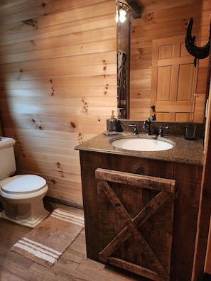 Een douche, een haardroger, handdoeken, zeep