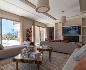 Smart TV, fireplace