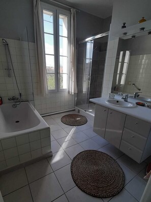 Hair dryer, toilet paper - Les Micocouliers (Redessan)
