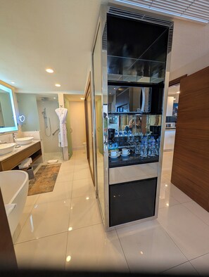 Haartrockner, Bidet, Handtücher, Seife