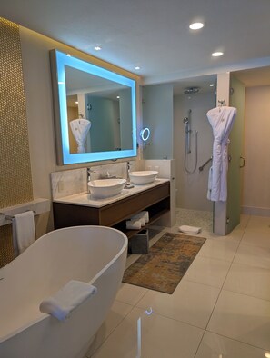 Een haardroger, een bidet, handdoeken, zeep