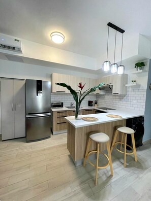 Réfrigérateur, micro-ondes, four, plaque de cuisson