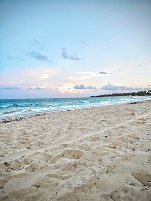 Chaises longues, serviettes de plage