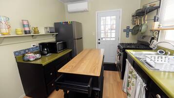 Fridge, microwave, oven, coffee/tea maker