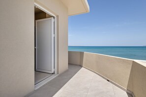 Property grounds - Alia Apartment right in front of the sea (Drapanias)