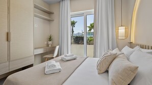 Une chambre d’hôtel moderne, dotée d’un grand lit, d’un bureau et offrant une vue sur l’extérieur.