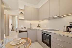 Refrigerador, horno, lavavajillas y cafetera y tetera 