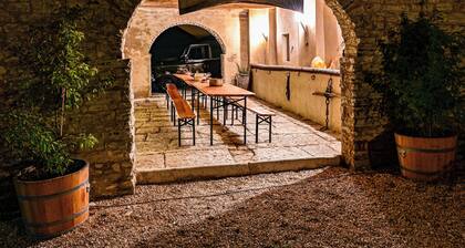 BORGO PARADISO- Spacious 4-bedroom farmhouse on 2 floors, sleep 12. Pet friendly