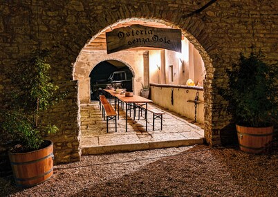BORGO PARADISO- Spacious 4-bedroom farmhouse on 2 floors, sleep 12. Pet friendly