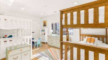 5 Schlafzimmer, Schreibtisch, Bügeleisen/Bügelbrett, Reisekinderbett