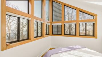 5 bedrooms, desk, iron/ironing board, travel crib