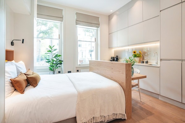 1 chambre, bureau, fer et planche à repasser, draps fournis