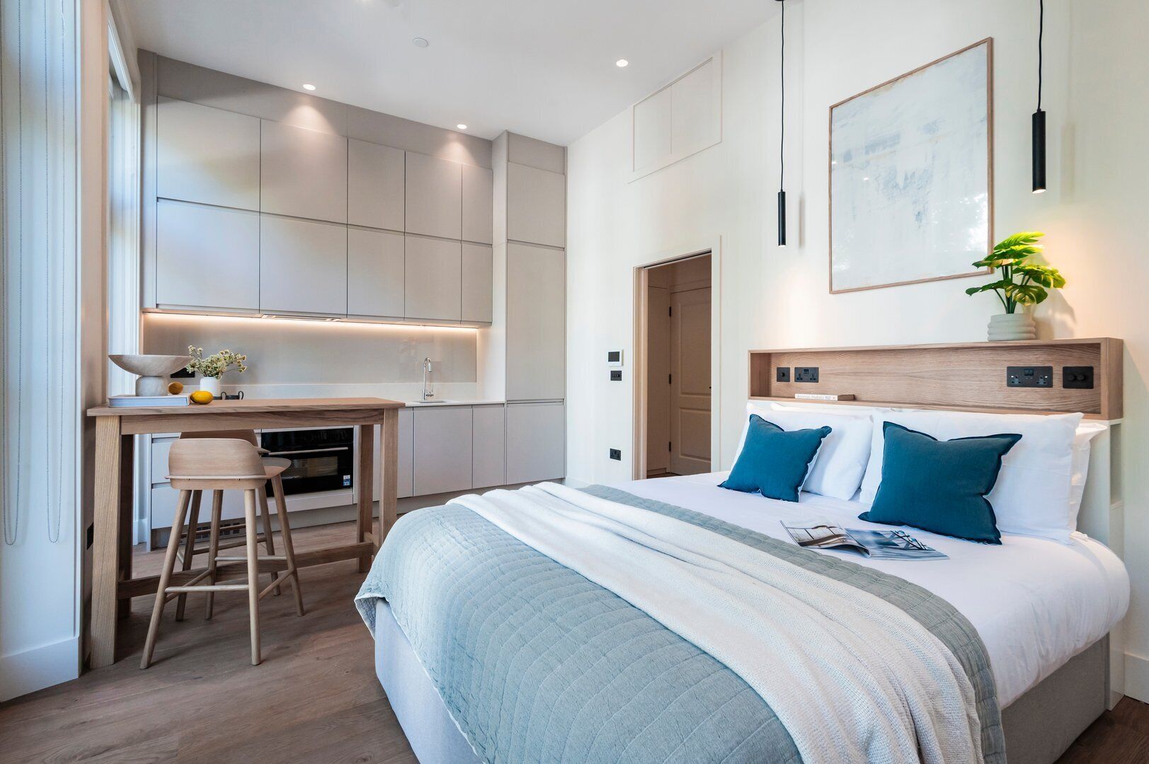 1 soverom, skrivebord, strykejern/-brett og sengetøy