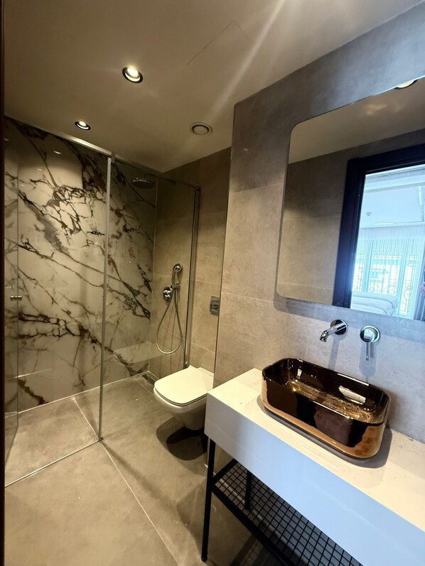 Standard-Dreibettzimmer, Stadtblick | Badezimmer | Dusche, kostenlose Toilettenartikel, Haartrockner, Hausschuhe