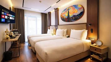 Quarto triplo standard, vista para a cidade | Frigobar, ferros/tábuas de passar roupa, Wi-Fi de cortesia