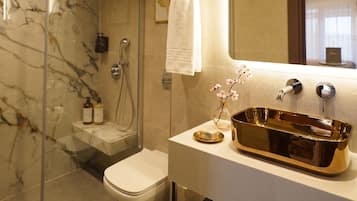 Tripla Standard, vista città | Bagno | Doccia, set di cortesia gratuito, asciugacapelli, pantofole