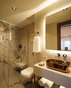 Standard Triple Room, City View | Bathroom | Shower, free toiletries, hair dryer, slippers