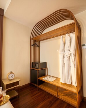 Minibar, tabla de planchar con plancha, wifi gratis y ropa de cama
