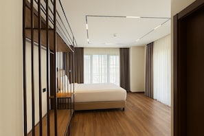 Habitación Deluxe con 1 cama matrimonial o 2 individuales, vista a la ciudad | Minibar, tabla de planchar con plancha, wifi gratis y ropa de cama