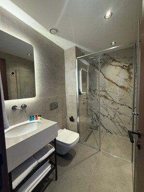 Habitación superior | Baño | Regadera, amenidades de baño gratuitas, secadora de cabello, pantuflas