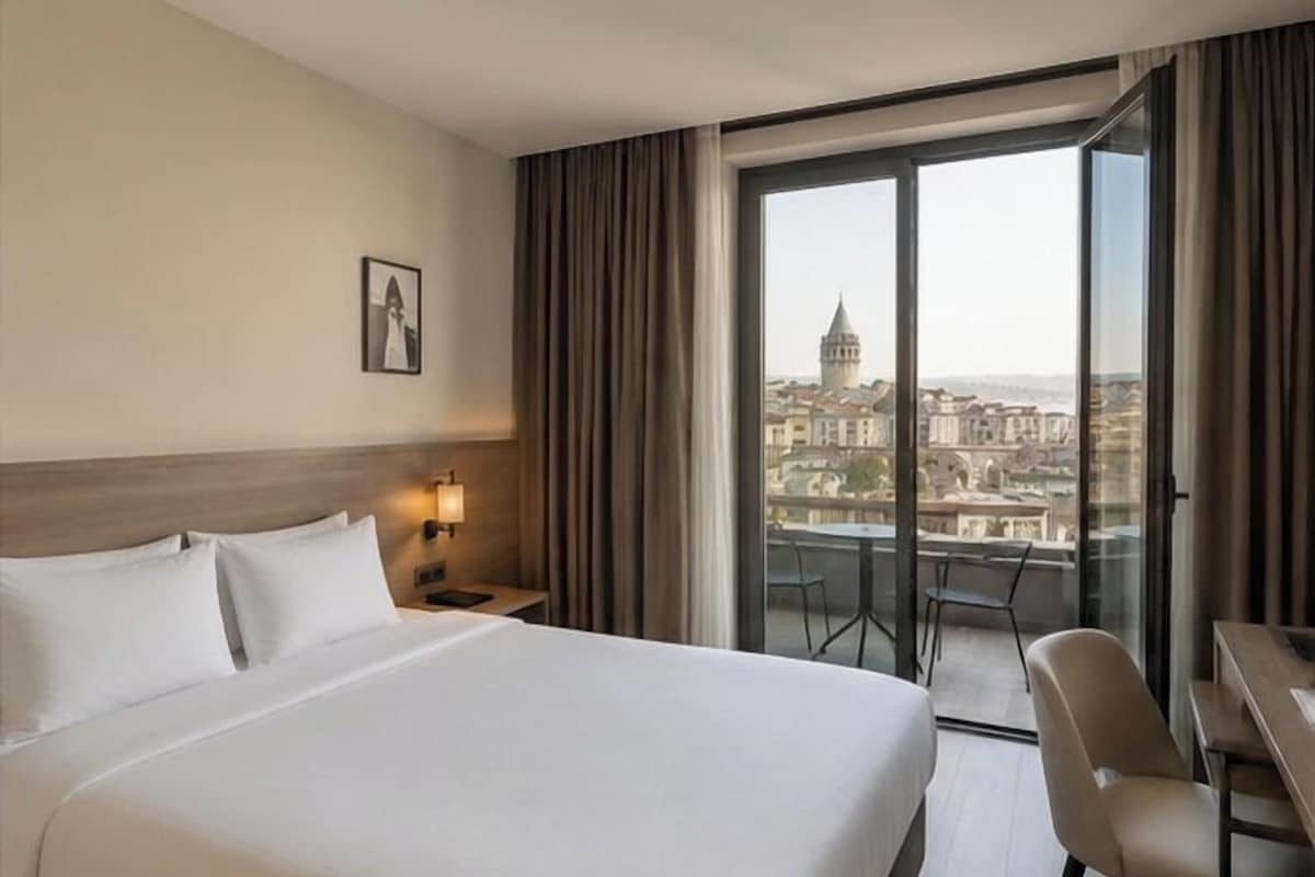 Luxury Room, Sea View | Minibar, iron/ironing board (on request), WiFi (free), bed sheets