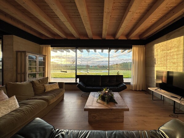 Smart TV, stereo - Spectacular architect's house with wonderful views of the meadows of Cantabria. (Rubayo)