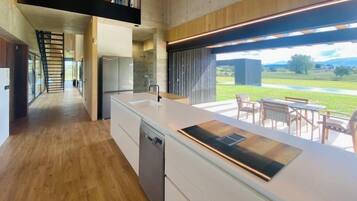 Een koelkast, een magnetron, een oven, een kookplaat