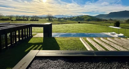 Spectacular architect's house with wonderful views of the meadows of Cantabria.