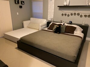 1 habitación, tabla de planchar con plancha, wifi gratis y ropa de cama