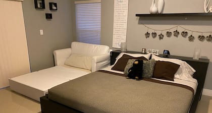 Spacious Studio with King Bed Private entrance in pleasant Pembroke Pines