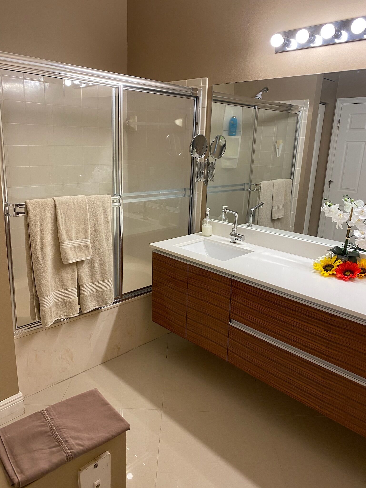 Een haardroger, handdoeken, zeep, shampoo