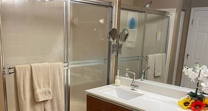 Spacious Studio with King Bed Private entrance in pleasant Pembroke Pines