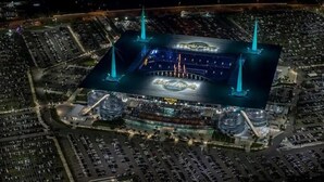 Un grand stade doté d’un terrain central et de deux tours imposantes.